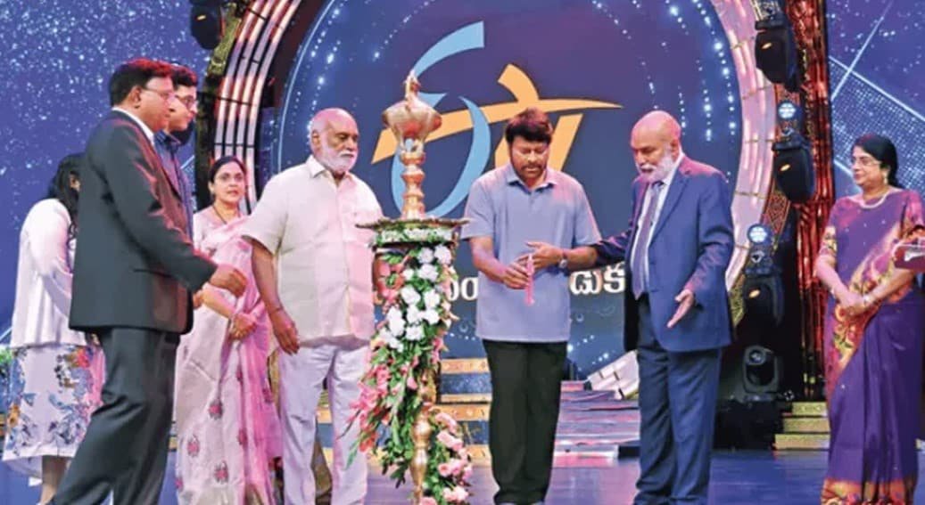 ETV 30 సంవత్సరాల వేడుక: చిరంజీవి – బ్రహ్మానందం నాట్యం 11 ETV 30 సంవత్సరాల వేడుక: చిరంజీవి – బ్రహ్మానందం నాట్యం