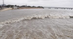 ప్రకాశం బ్యారేజ్ పై వరద రహదారి: విజయవాడలో గోదావరి overflow, రైతుల పంటలకు పెద్ద బాహుబల దెబ్బ 5 ప్రకాశం బ్యారేజ్ పై వరద రహదారి: విజయవాడలో గోదావరి overflow, రైతుల పంటలకు పెద్ద బాహుబల దెబ్బ