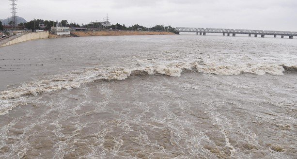 ప్రకాశం బ్యారేజ్ పై వరద రహదారి: విజయవాడలో గోదావరి overflow, రైతుల పంటలకు పెద్ద బాహుబల దెబ్బ 1 ప్రకాశం బ్యారేజ్