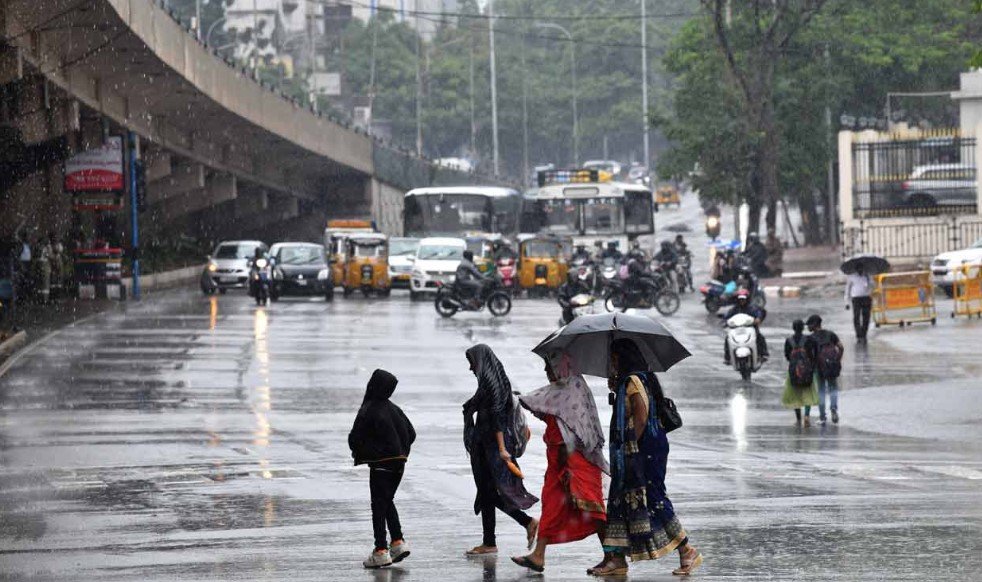 మహబూబ్‌నగర్‌లో భారీ వర్షాలు: రోడ్లు ముంచెత్తి, సాధారణ జీవితం స్థంభన