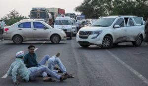 Farmers Block Nagpur-Hyderabad Highway రుణమాఫీ కోసం రణభేరి: నాగ్పూర్-హైదరాబాద్ హైవేను దిగ్బంధించిన రైతులు... 9 Farmers Block Nagpur-Hyderabad Highway రుణమాఫీ కోసం రణభేరి: నాగ్పూర్-హైదరాబాద్ హైవేను దిగ్బంధించిన రైతులు…