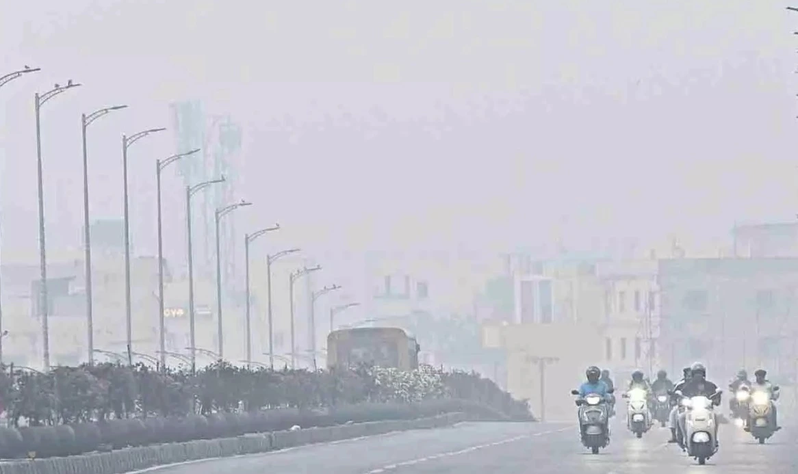 Hyderabad Weather Report: హైదరాబాద్లో ఈరోజు వాతావరణం - తేలిక వర్షం, మేఘాల మధ్య చల్లని గాలి 1 Hyderabad Weather Report Overcast sky in Hyderabad with light rain, showing bikers on a hazy road – perfect for illustrating the cloudy, rainy conditions in the city