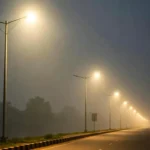 Nizamabad Night Weather: నిజామాబాద్ ఈరోజు రాత్రి వాతావరణ వివరాలు – మబ్బు, మంచు మరియు సాధ్యమైన వర్షం 4 Nizamabad Night Weather : A hazy night street scene in Telangana with street lights glowing through fog, representing Nizamabad Night Weather conditions