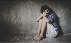 Telangana నల్గొండలో దారుణం: 4 ఏళ్ల చిన్నారిపై MP యువకుల అత్యాచారం | చాక్లెట్ ఆశ చూపి... 6 Telangana నల్గొండలో దారుణం: 4 ఏళ్ల చిన్నారిపై MP యువకుల అత్యాచారం | చాక్లెట్ ఆశ చూపి…