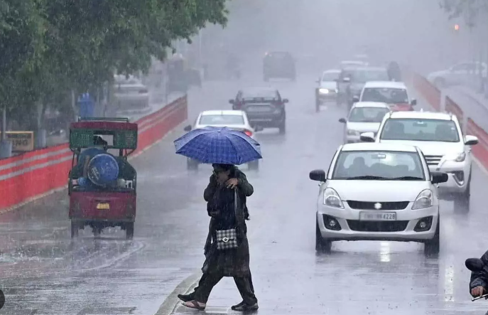 Heavy Rains in Telangana మోంతా తుఫాను ప్రభావం, రెడ్ అలర్ట్ జారీ... 3 Heavy Rains in Telangana