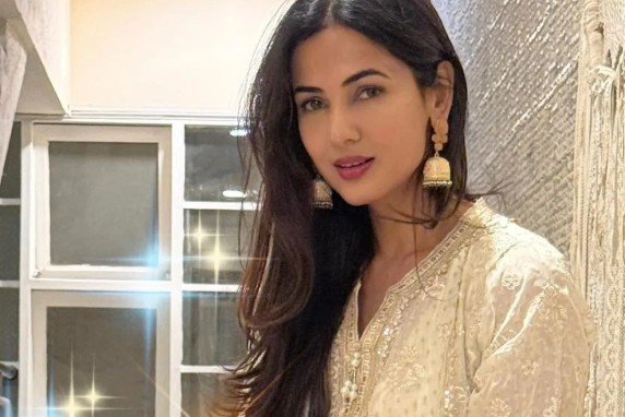 Sonal Chauhan in Mirzapur Movie హాట్ బ్యూటీకి ఊహించని అవకాశం... 3 Sonal Chauhan in Mirzapur Movie