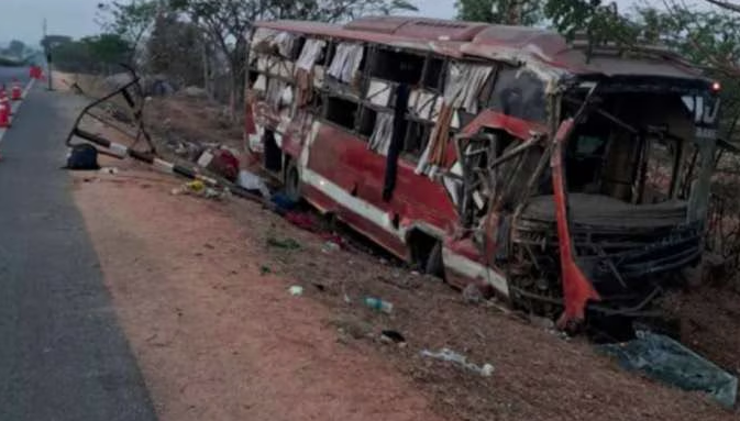 Nizamabad బస్సు ప్రమాదం: NH-44పై రాత్రి దుర్ఘటన.. నలుగురు మృతి, పలువురు గాయాలు 4 Nizamabad